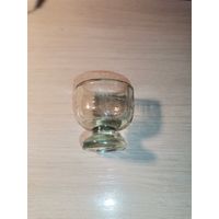 Стеклянная рюмочка, мензурка предназначенная для медицинских целей, высота 4.5 см., без сколов.