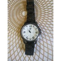 Часы наручные с браслетом. ТИКАЮТ. Состояние на скане. В коллекцию,ремонт,на запчасти.