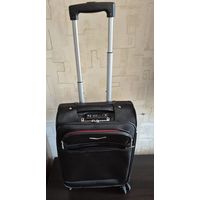 Чемодан дорожный 45х35х19 см. Проходит в самолет как ручная кладь. "Пережил" один авиаперелет))) Как новый. Все целое.