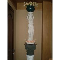 - Композиция ДЕВА И КОЛОННА