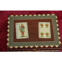 Шкатулка с двумя наборами сувенирных карт ( 12 см х 10,5 см , высота 4 см )