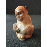Статуэтка фарфоровая рыжая Обезьянка, ЛФЗ. СССР