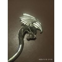 Дракон, около 15 см. Неизвестный металл, для чего он не знаю