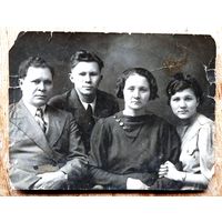 Семейное фото. 1930-е. 8.5х11 см.