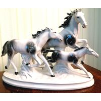 Большая статуэтка конной группы"Семья", из антикварн.послевоенн.магазина в ГСВГ (Германия).