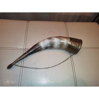 Декоративный рог с латунной отделкой и мельхиоровой цепочкой, длина 30 см.