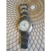 Часы наручные с браслетом. ТИКАЮТ. Состояние на скане. В коллекцию,ремонт,на запчасти.