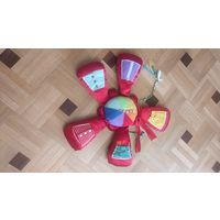 Большой развивающий цветок для малышей, многофункциональный, есть замочек, разной фактуры ткани, шнуровка (нужен шнурок). Диаметр 70 см. Очень классный можно просто валяться - обниматься.