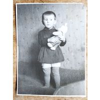 Фото девочки с плюшевым медведем. 1961 г. 9.5х11 см