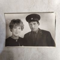 Фотография. История СССР в лицах. Младший лейтенант с девушкой.  1960-е.
