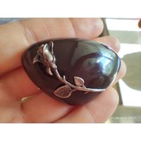 Янтарная брошь с розой