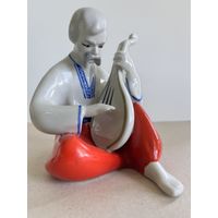 СТАТУЭТКА ФАРФОРОВАЯ "БАНДУРИСТ. КАЗАК ИГРАЕТ НА БАНДУРЕ". 13*12*13 СМ. ЗХК ПОЛОННОЕ. СМ.ФОТО И ОПИСАНИЕ.