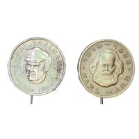 Левый значок с портретом Эрнста Тельмана, лидера Коммунистической партии Германии, 1886-1944. Правый значок с портретом Карла Маркса    1818-1883