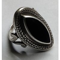 Кольцо с черным камнем  размер 18
