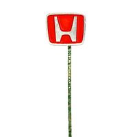 Значок с логотипом автомобильной компании Хонда