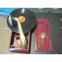 Патефон дорожный.