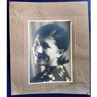 Студийное фото девушки. 1940 г. Москва. На паспарту. 11х16 (20х23) см.