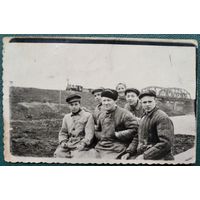 Фото группы строителей (?) на фоне моста и паровоза. 1950-е. 6х9 см.