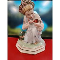 Статуэтка большая "Малахитовая шкатулка или Алёнушка с зеркальцем", Клеймо ФФЗ 1957-1965 годов (Минский фарфоро-фаянсовый завод (Минск)). СМОТРИТЕ ДР. МОИ ЛОТЫ. Большая распродажа!