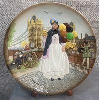 Рифленая декоративная тарелка Royal Dolton. Продавщица воздушных шаров. Англия. 1981 год.  26 см