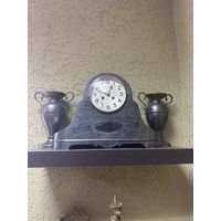 Часы каминные с вазами . Металл . механические с боем