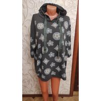 Стильная кофта с капюшоном на 62-64 размер, интересная расцветка, укорочен рукав, красивый цвет и рисунок. Длина 78 см, ПОгруди 72 см. Отличный состав: 96% хлопка, 4% эластана.