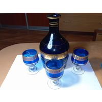 Винтажный ликерный или коньячный набор из кобальтового стекла с золочением, скорее всего производства Чехословакии (Bohemia) 1961–1980-х годов.