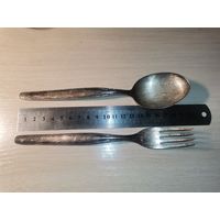 Старинные ложка с вилкой, латунь в посеребрении, длина 19 см., клеймо.