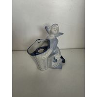 Девушка с корзиной. Delft. Голландия