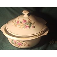 Супница в отличном состоянии,объем 3 литра, винтажный фарфор с клеймом Добрушского фарфорового завода.