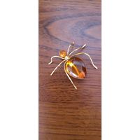 Брошь паук с янтарём
