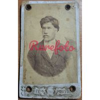 1900-е Визит-портрет удостоверение парень c пронзительным взглядом типаж ретро студийное фото