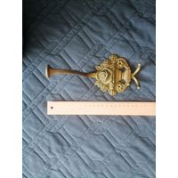 Большая старая латунная вешалка на стену