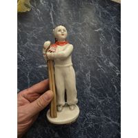 Фарфоровая статуэтка девочка с лыжами