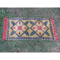 Коврик ручной работы(120х60 см.) времён СССР(красивый орнамент).С рубля.