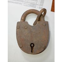 Замок с клеймом , " Артель им. Кирова 1953 года . Г. Павлов " .