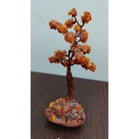 Декоративный сувенир Дерево счастья ( или денежное дерево ) выполненные листья из натурального янтаря , закреплено на натуральном камешке . высота16 см