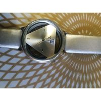 Часы наручные с ремешком  ,   тикают. Состояние на скане.