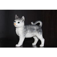 Керамическая статуэтка "Кошечка", по всей поверхности кракелюр.