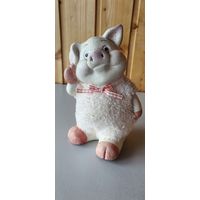 Свинья керамическая, в мохнатой желетке