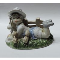 Статуэтка фарфоровая "Девочка с белками" 80-е годы Европа. Высота 8 см. Длина 12 см.