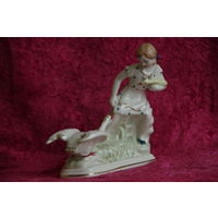 Статуэтка фарфоровая  " Девочка с гусем " МФФЗ  50-е г .  ( ЦЕЛАЯ )