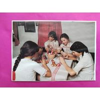 Девушки в вышитых белым и крестиком рубашках. Будапешт. Чистая. 2677.