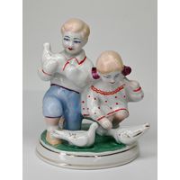 Фарфоровая статуэтка "Дети кормят голубей" Полонне.