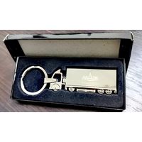 Металлический брелок для ключей в виде грузовика с логотипом МАЗ в подарочном футляре