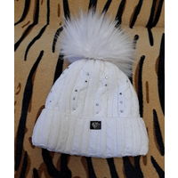 Шапка белая на 4-6лет, б.у, вязанная
