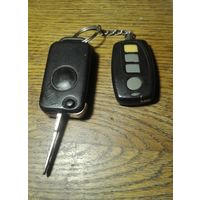 Брелок и ключ от Мерседес.