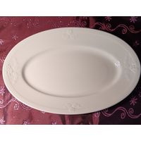 Овальное блюдо c барельефным цветочным орнаментом. Клеймо Villeroy&Boch. 22,5х15 см.