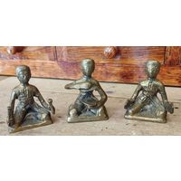 Три бронзовых человека