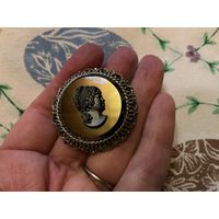 Брошь Камея Capri Глушеное стекло ? США винтаж